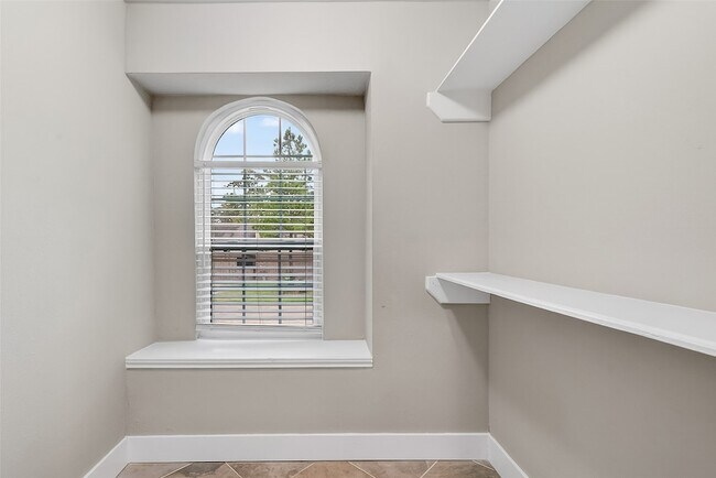 Building Photo - 2402 Oak Shores Dr