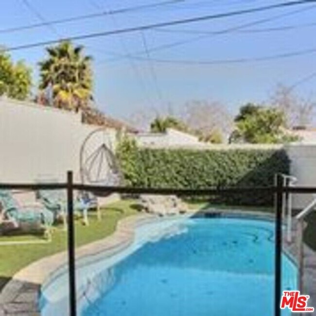 Building Photo - 446 S Almont Dr
