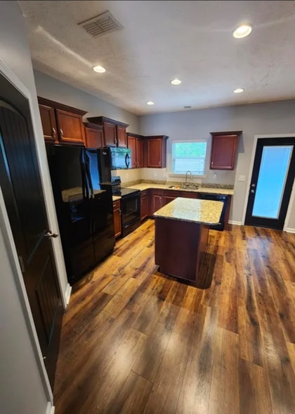 Building Photo - 826 Lower Park Pl