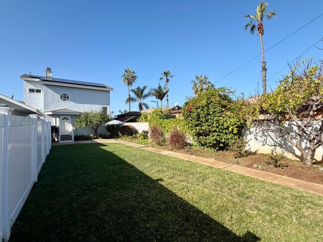 Building Photo - Spacious Beach House in South Oceanside