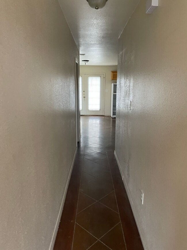 Building Photo - 2 story town house! 3 bed 2.5 bath