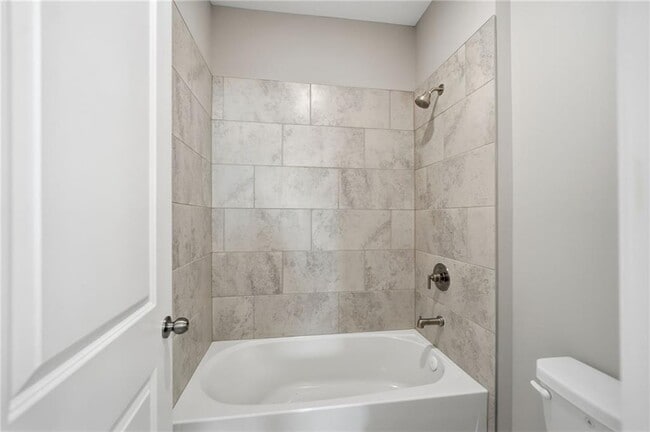 Building Photo - 318 Commons Ave