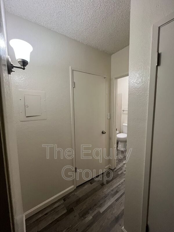 Building Photo - 1438 W Elowin Ave