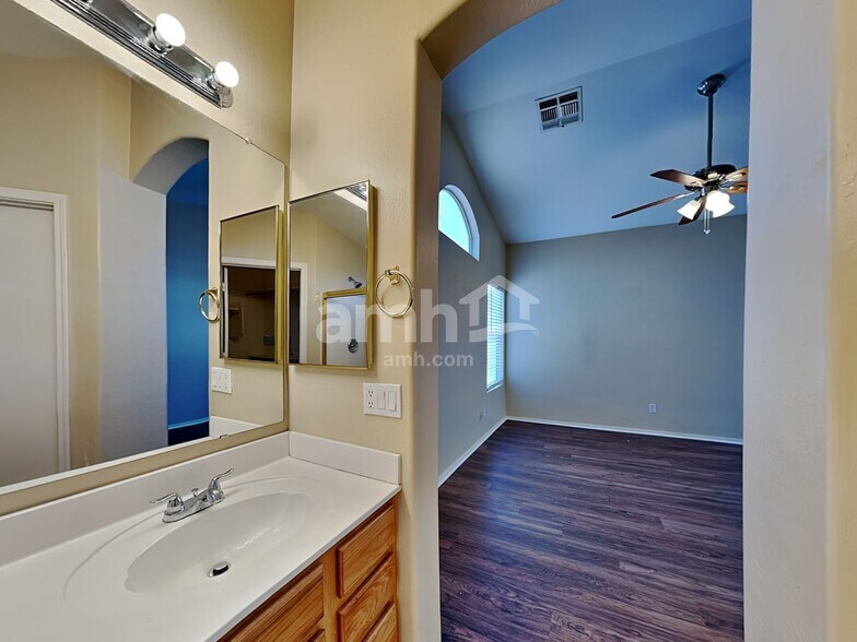 Building Photo - 4509 E Windsong Dr