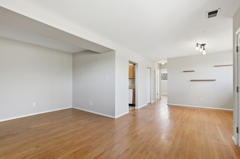 Building Photo - 521 Epsom Rd