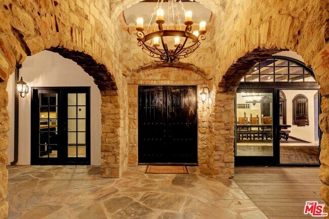 Building Photo - 2570 Nichols Canyon Rd