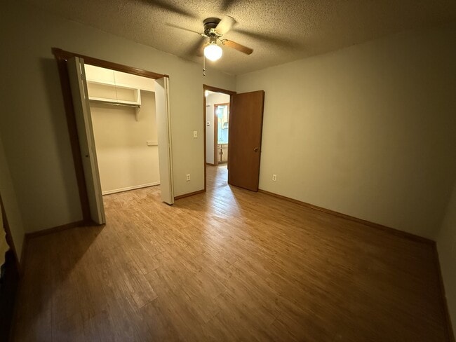 Building Photo - 2202 Crestwood Dr