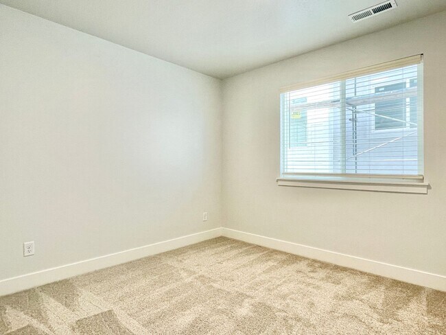 Building Photo - Sleek Townhome at Mountain Ridge!
