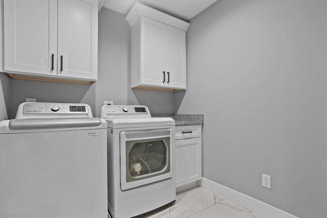 Building Photo - 231 Hillard Rd