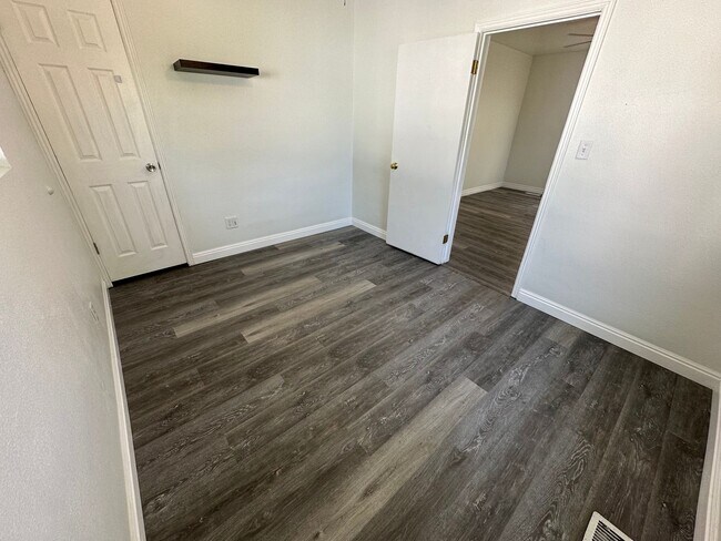 Building Photo - Cozy Price Rental