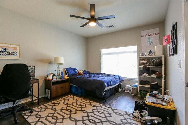 Building Photo - 910 W 25th St