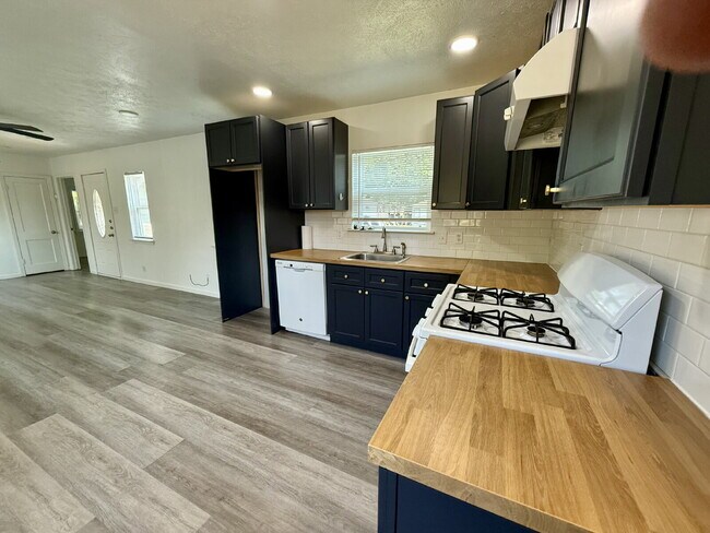 Building Photo - "Charming 3-Bed Oasis with 2 Full Baths in Garland – 1160 Sq Ft of Comfort at 1617 Meadowbrook!"