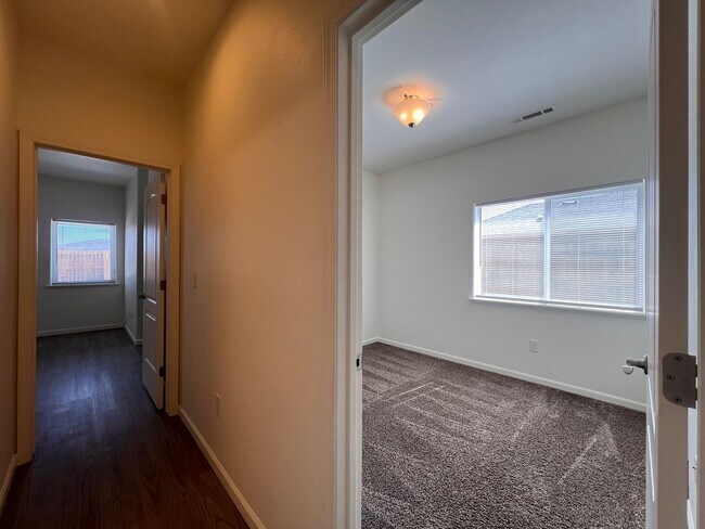 Building Photo - Silverland Estates 3 Bedroom 2 Bathroom Ho...