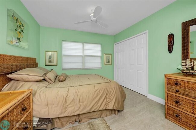 Building Photo - 2751 N Palm Aire Dr