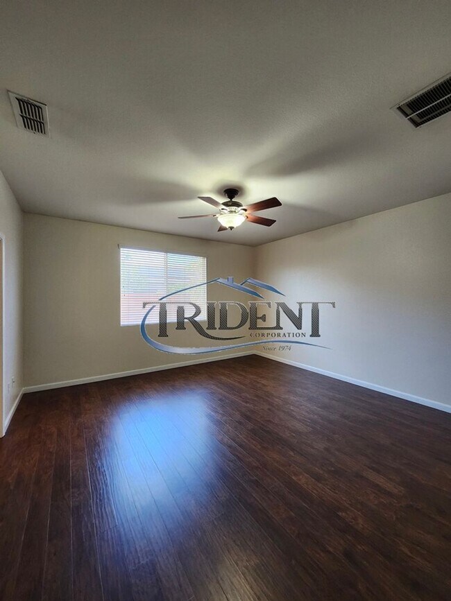 Building Photo - 3-bedroom 2-bath home with den located in Edgewater