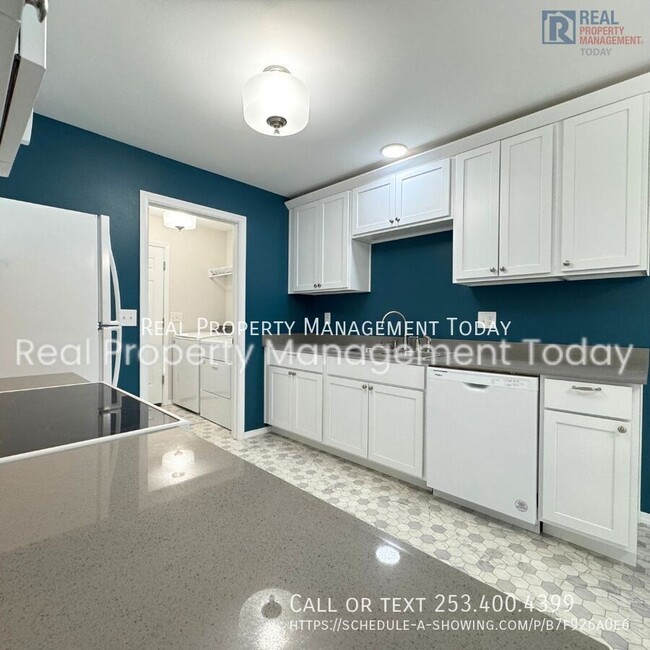 Building Photo - Beautiful Newly Renovated 2 Bedroom Duplex...