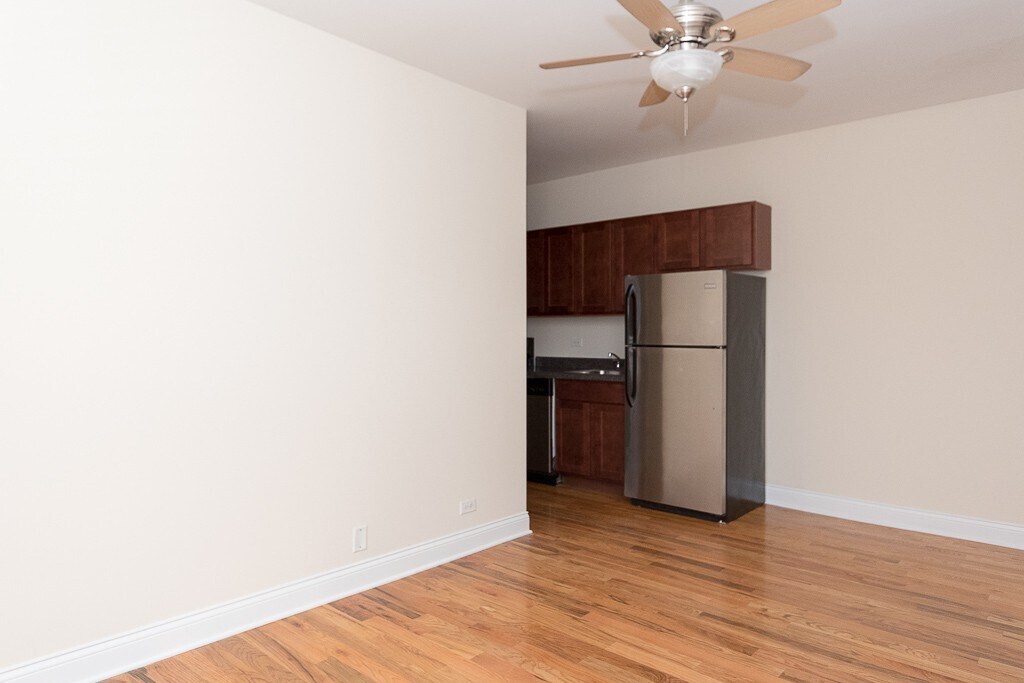 Building Photo - 905 W Cornelia Ave