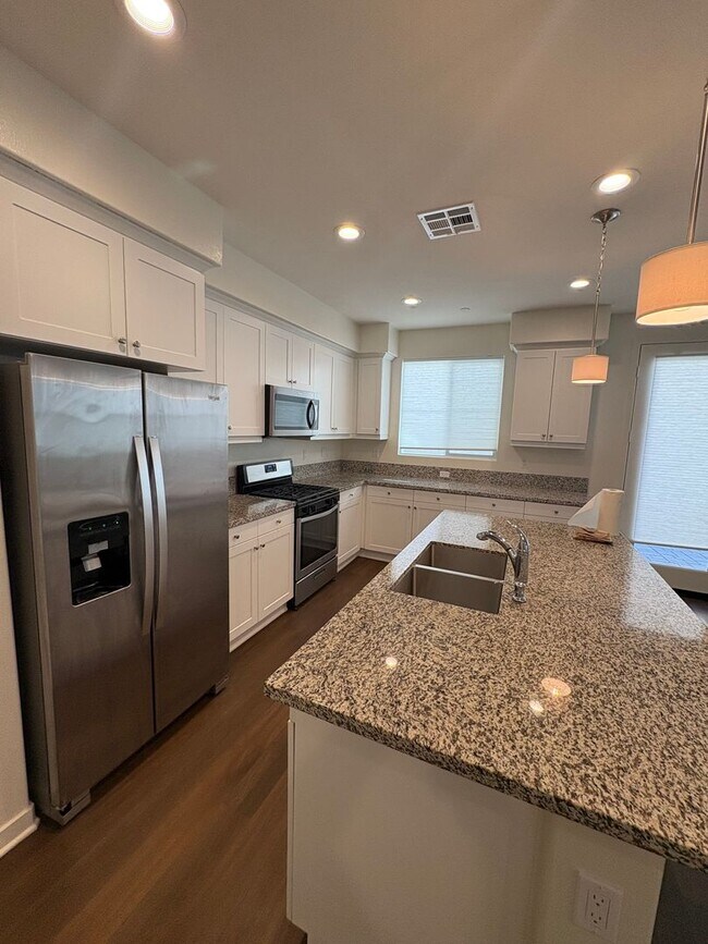 Building Photo - Spacious 3-Bedroom Townhome with Garage and Solar