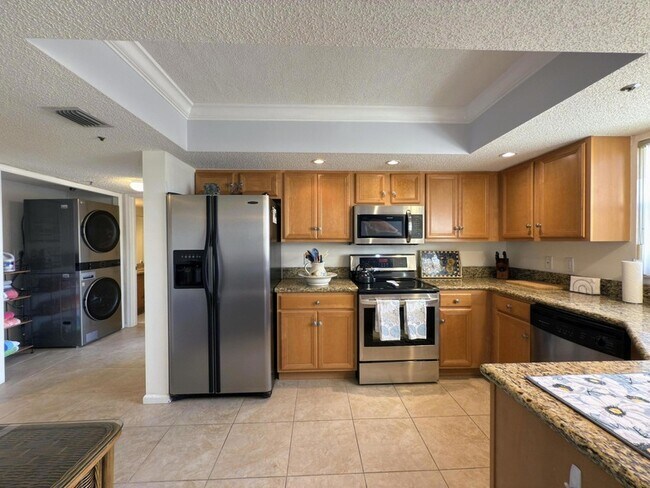 Building Photo - 700 Uno Lago Dr