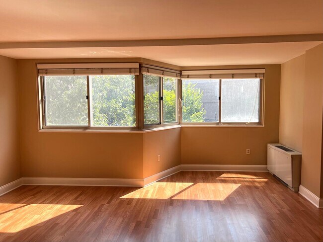 Building Photo - 922 24th St NW