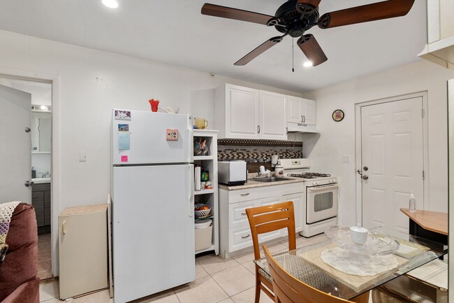 Building Photo - Beautiful 4/3 home With Attached Mother In...
