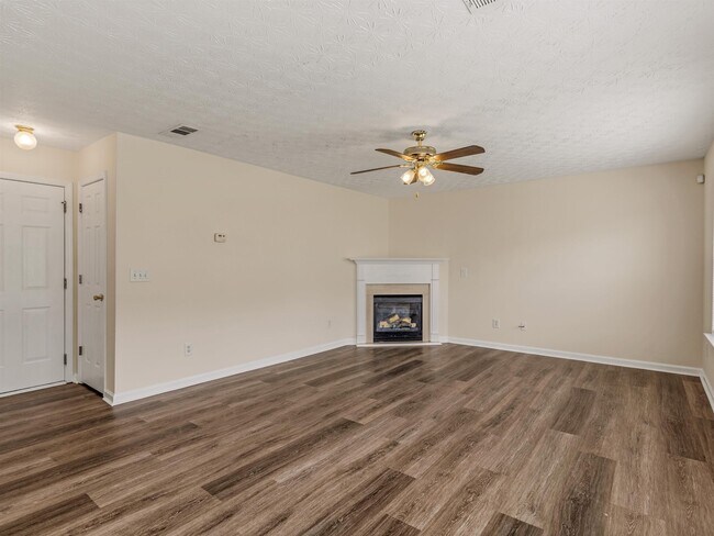 Building Photo - 310 Sarasota Ln