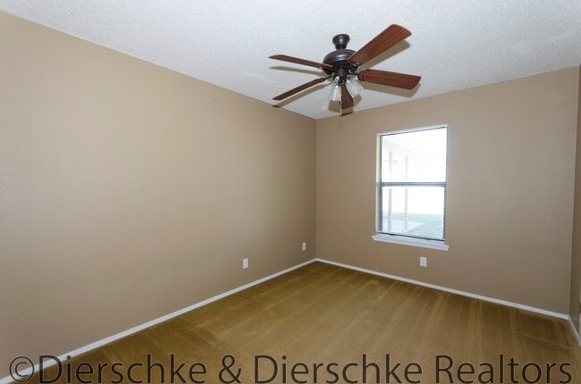 Building Photo - SPACIOUS 3 Bedroom 2 Bath Family home in e...