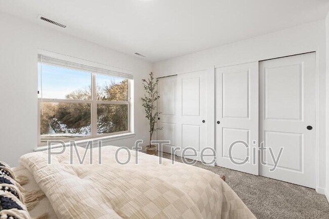 Primary Photo - 7475 W Swain Ln