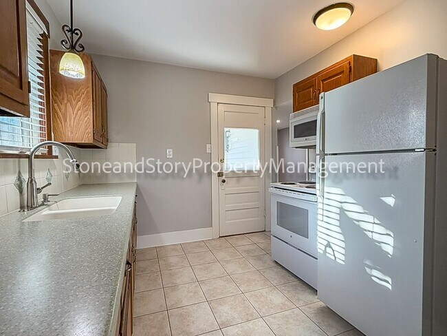 Building Photo - 2 bedroom 1 bath