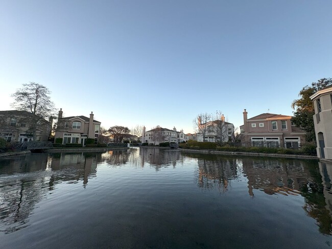 Building Photo - Charming Waterfront Single Family Home in ...