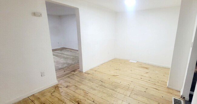 Building Photo - Pre-Lease Avail. 06/01 - Open & Bright, Updated Flooring, W/D Available