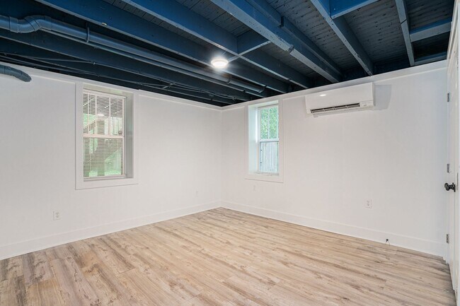 Building Photo - 4 Bedroom 3 Bath w/ Full Studio Basement