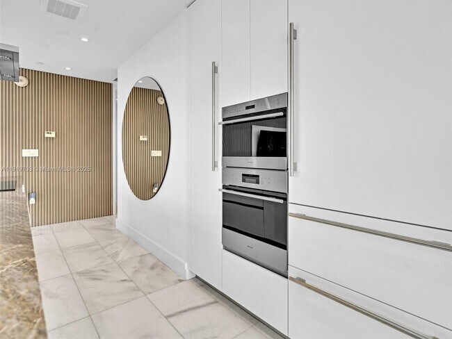 Building Photo - 700 NE 26th Terrace