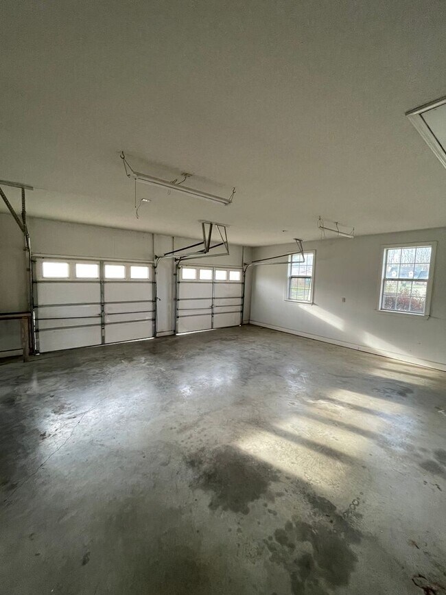 Building Photo - Spacious country home for lease