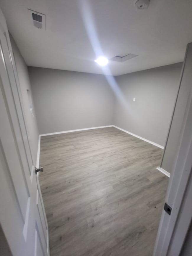 Building Photo - 3 bedroom, 1 bathroom home located in Jopl...