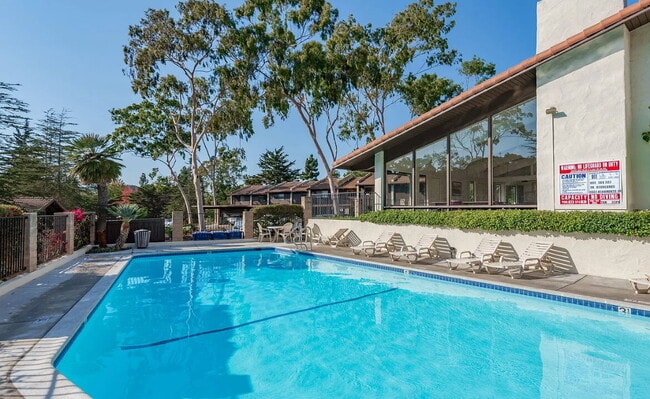Building Photo - This sweet 1-BD, 1-BA condo is in the Sant...