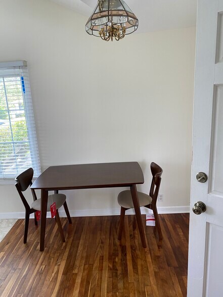 Kitchen table - 3005 Hoaloha Pl
