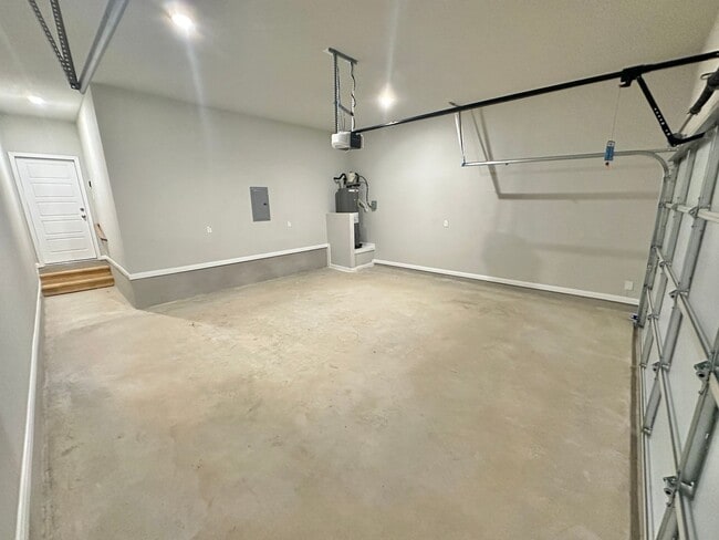 Building Photo - Luxury 3-Bed, 2-Bath in Emma Park!
