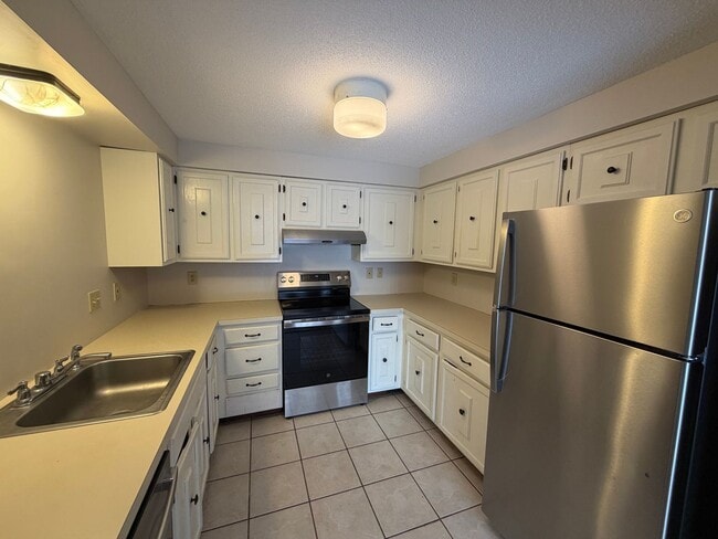 Building Photo - 9-11 Oakview Dr