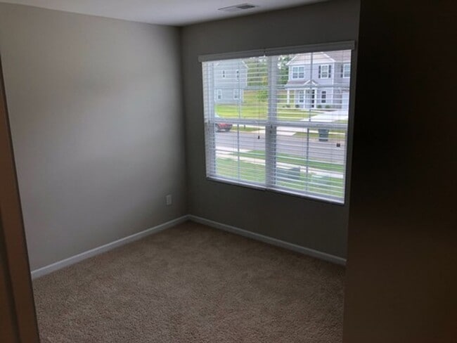 Building Photo - Lovely 4 Bedroom Home in Oakview Commons N...
