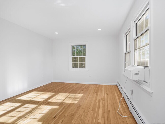 Building Photo - 240 Sunnyridge Ave