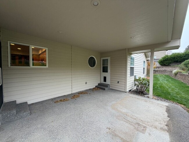 Building Photo - Beautiful Craftsman Style Rambler Must See!!