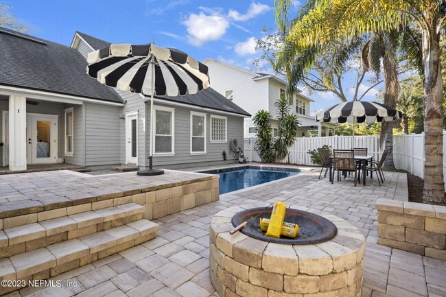 Building Photo - 781 Paradise Ln