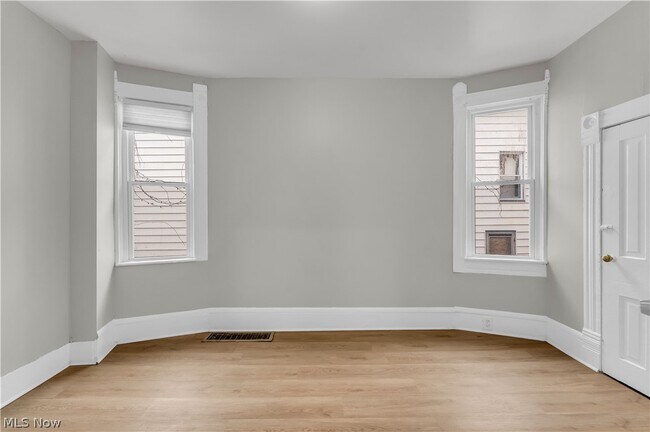 Building Photo - 1345 W 61st St