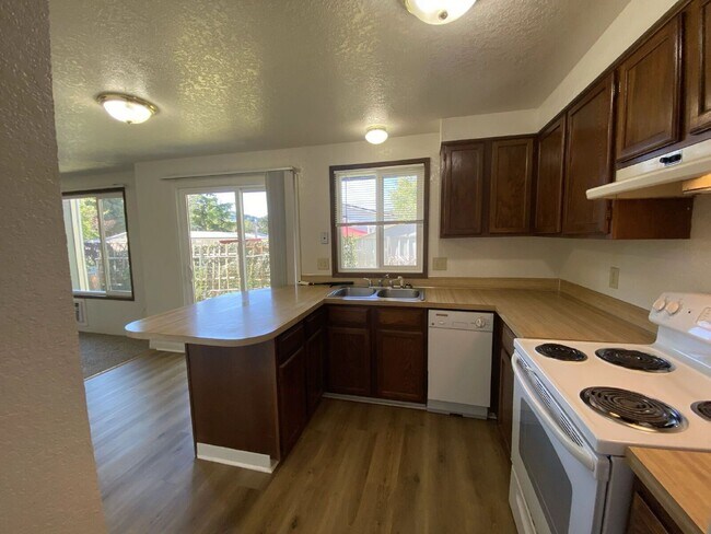 Building Photo - 152 NE Atkinson Ct
