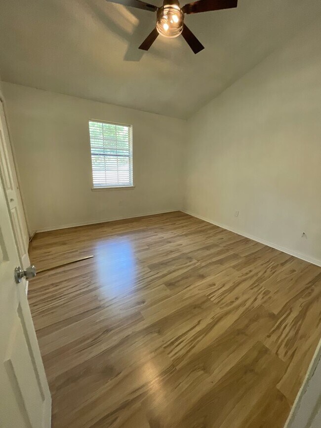 Building Photo - Western Hills 3 Bedroom Home