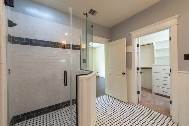 Building Photo - 722 E 25th St