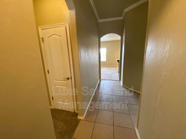 Building Photo - 640 E Linden Ln