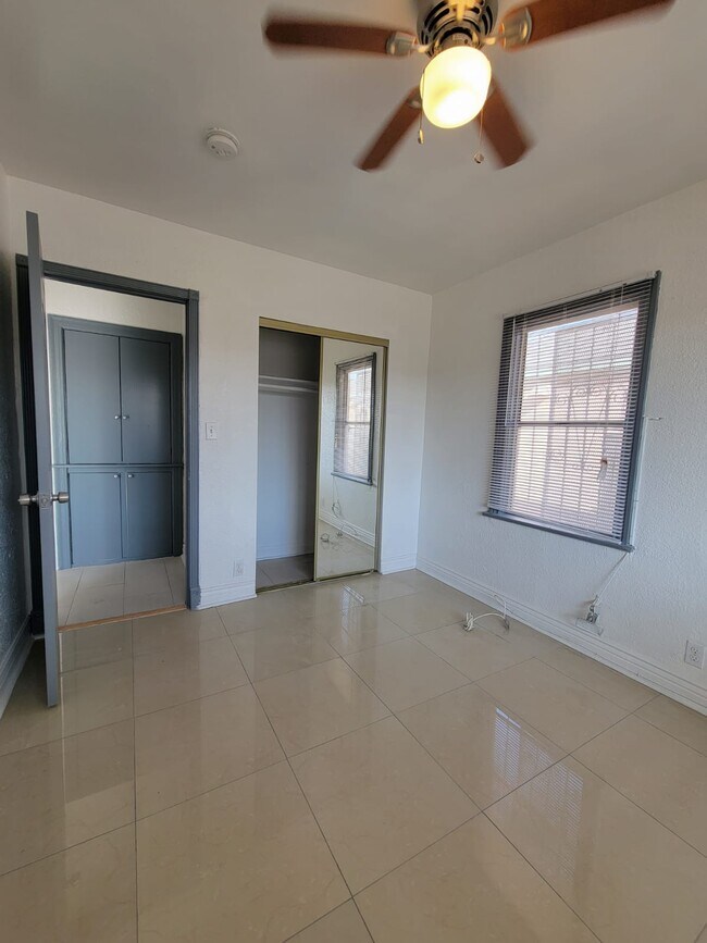 Building Photo - 1315 W 101st St