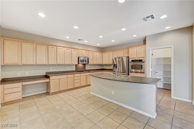 Building Photo - 2556 Sturrock Dr
